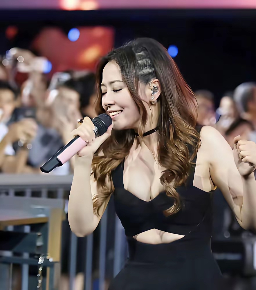 张靓颖一套露背装，直接把演唱会干成了热搜第一。现场老歌迷原话，注意力全在她背上，歌都没听进去。

这事闹大后，她亲自下场了。7月8号发长文，不道歉，不解释，直接甩出十几年前专辑封面和大胆舞台照。意思很明白：老娘一直这样，是你们没看见。

最狠的一句，她反问网友：我出道这么多年，几千个舞台，做错了什么
