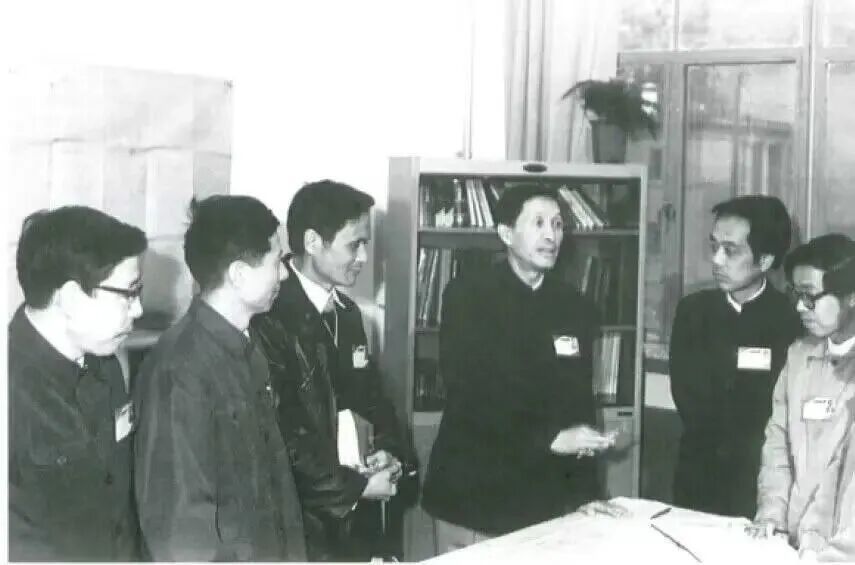 #陈一坚院士航空报国的一生# 陈一坚从事飞机设计研究工作四十余年，先后为歼教1、初教6、强5、运7、歼轰7等多个飞机型号的设计研制贡献了自己的全部心血和智慧。他一生致力于推动航空技术进步和人才培养。
“飞豹”开创了我国军用飞机计算机辅助设计的先河。前苏联规范采用解析方程，精度较差但运算量 ​