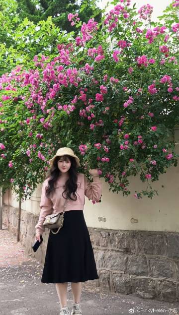 穿行龙口路老城街巷<br />偶遇华岗故居旁倾泻的蔷薇花瀑<br />...