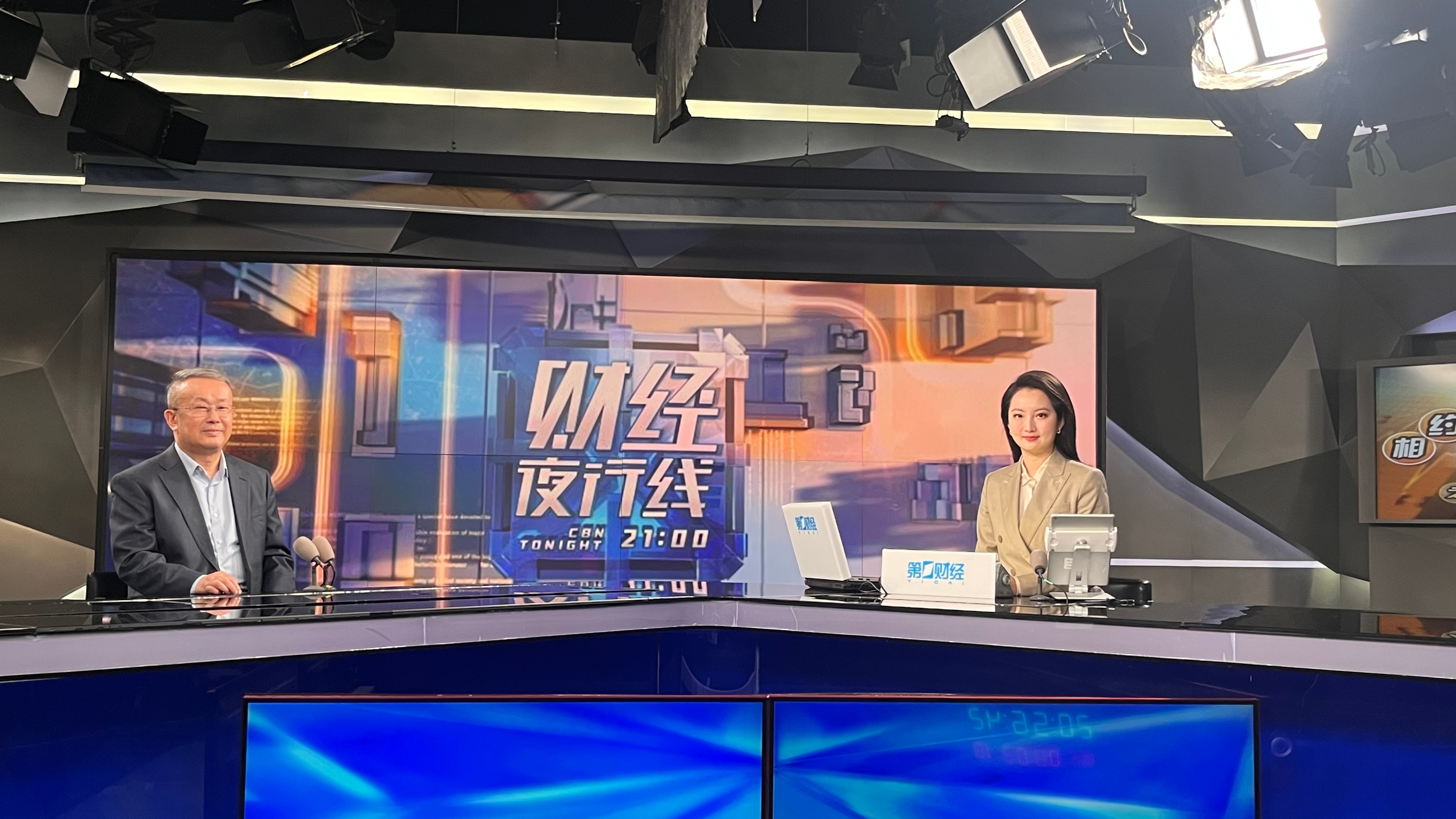 【苹果的折叠屏没有折痕那是在想象里】

昨天苹果发布会，苹果发布了全新的折叠屏手机，也是最近一个亮点，苹果很多年都已经被贴上了失去创新力的标签，这次终于晚于中国厂商7年推出了折叠屏手机iPhone Duo。

这个事我接受了数家媒体采访。还到上海第一财经做了个节目，昨天在上海中国联通合作伙伴大 ​