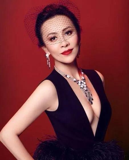 九十年代的香港娱乐圈风光之下暗流涌动，身处其中，就算大红大紫，也未必能护住自己，不是吗？
 
1990年，刘嘉玲意外被人掳走，整整被困三小时。归来后她只说丢了一块手表，可身上的伤痕骗不了人。圈内人心知肚明，却没人敢深挖背后主谋。经历这场变故，她心理落下重创，而梁朝伟放下手头工作，寸步不离守在她身边，