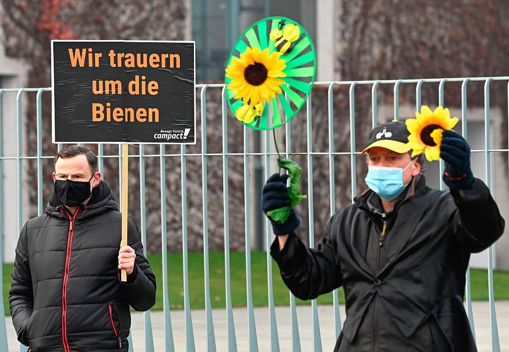 德國環保主義者在總理府前擺放上百隻“巨型蜜蜂” 呼籲昆蟲保護-圖10