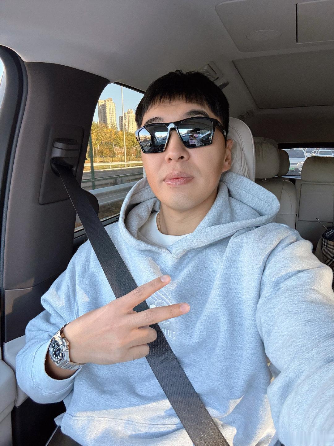 一会咱说勇士掘金这场球，追梦格林表示即使三连败他们也不慌，有信心客场拿下一胜，今儿看看啥情况 ​