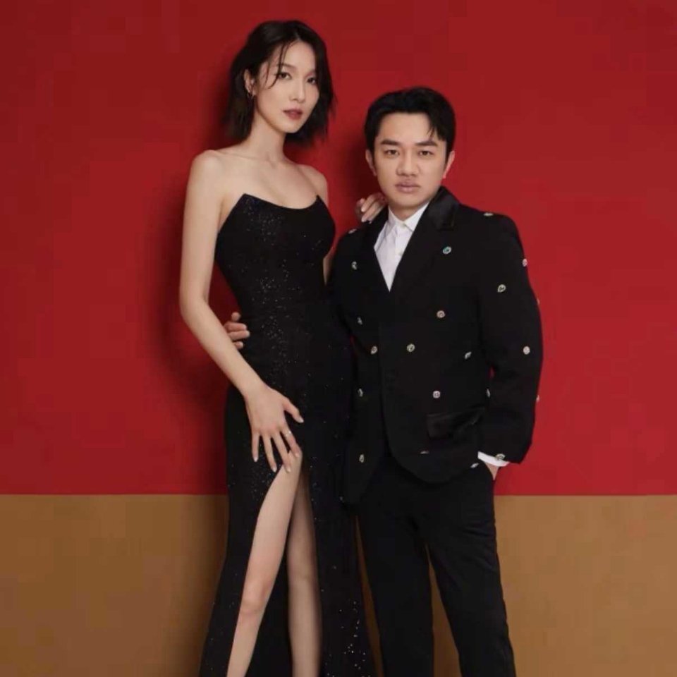 明明条件那么出众，为啥李亚男和包文婧还会自我自卑
我每次刷到她们两个人的资料，心里就特别想不通。李亚男、包文婧，单看自身条件，妥妥的大美女，各方面底子都很好，却在婚姻里流露出自卑感，总觉得自己配不上丈夫。
李亚男身高175，拿过华裔小姐选美冠军，长相端庄大气，外形条件真的很亮眼。王祖 ​