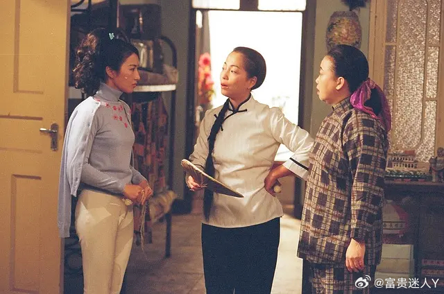 #TVB[超话]##怀旧经典影视##经典港剧# 
全院满座    （2000）
主演：吴启华 / 关咏荷
👀全20集

故事发生在七十年代初的香港，阿英（关咏荷 饰）刚刚丢掉了工作，陷入了不知所措的恐慌之中。在好友阿淑（汤盈盈 饰）的介绍下，阿英来到了东升戏院成为了售票员，阿英工作认真又勤奋，很快就得到了老板 ​