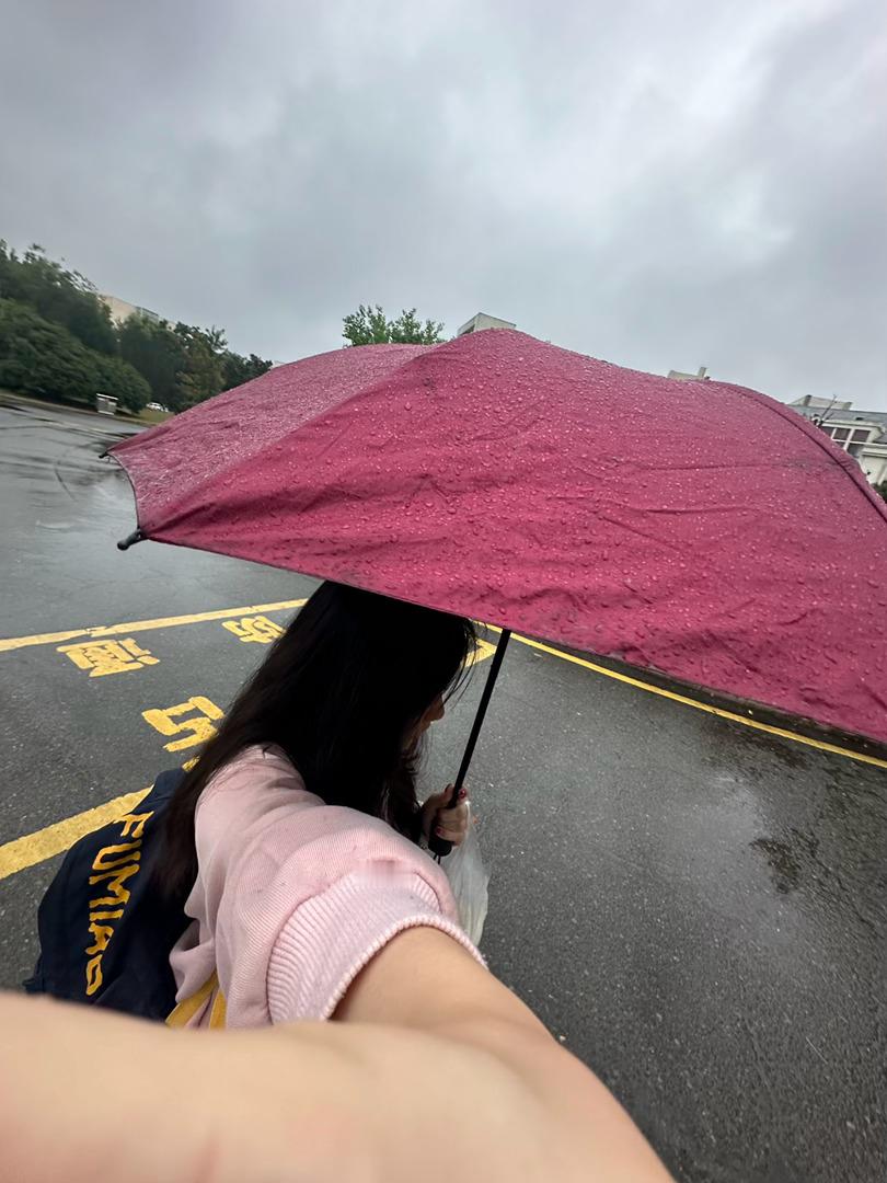 昨日记[偷笑]
昨天是中秋，这也是长这么大以来第一次没有在家过节团圆，而是在学校，和李想一起在宿舍嗨皮，今天早上特意早起背书，但是，得知一个噩耗，报考院校缩招一半多，去年41今年16，不知是福是祸，一直在哭，想要放弃，有了不想考的念头，但是这个念头也仅仅持续一会，我不可能不考，我必须考 ​