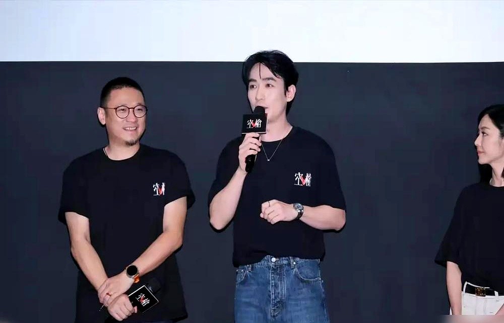 刘德华打开信封，念出“朱一龙”三个字时，倪妮脱口而出：“哇哦！”

他穿着花衬衫，叼着烟，顶着寸头，演一个蹲在武汉街头收尸的殡葬师。评委说他全程“收着演”，没有嘶吼，没有大哭大闹，全靠眼神里那股子疲惫又倔强的劲儿。

颁奖台上，他拿起奖杯，一句武汉话脱口而出：“莫三妹，你看到了吧。”台下笑了。为了这