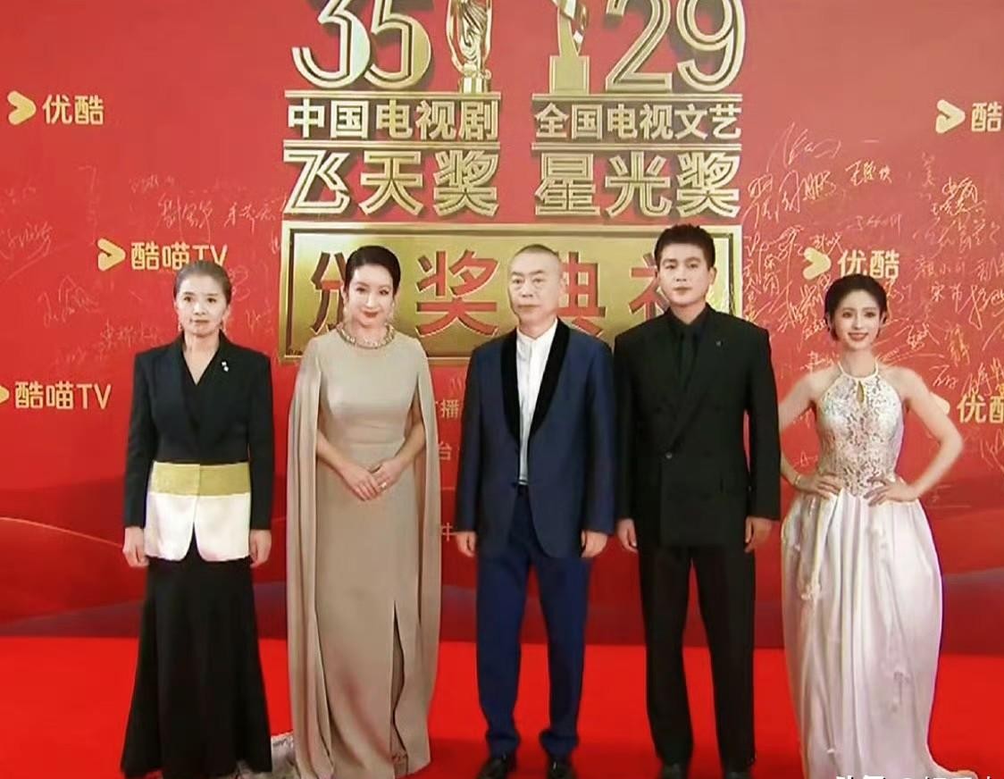 杨幂的一条祝贺信息，竟然让刚拿了飞天奖的刘家成导演感慨万千。
刘导这次凭借那部扎根乡土的剧集捧回大奖，奖杯还没捂热呢，杨幂就发去了简洁有力的贺词。圈内这种人情往来见多了，大家都习惯了客套，可刘导的回应里，明显藏着点不一样的东西。
他提到了一个细节：剧组开机前，杨幂是第一个进组的。
在现在的演艺
