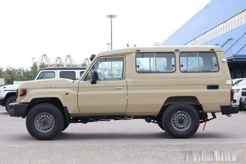 《经典名车 展示》赏析：丰田 酷路泽LC78 越野吉普车！可以越野的厢式车，改一辆小房车 很香的。  ​