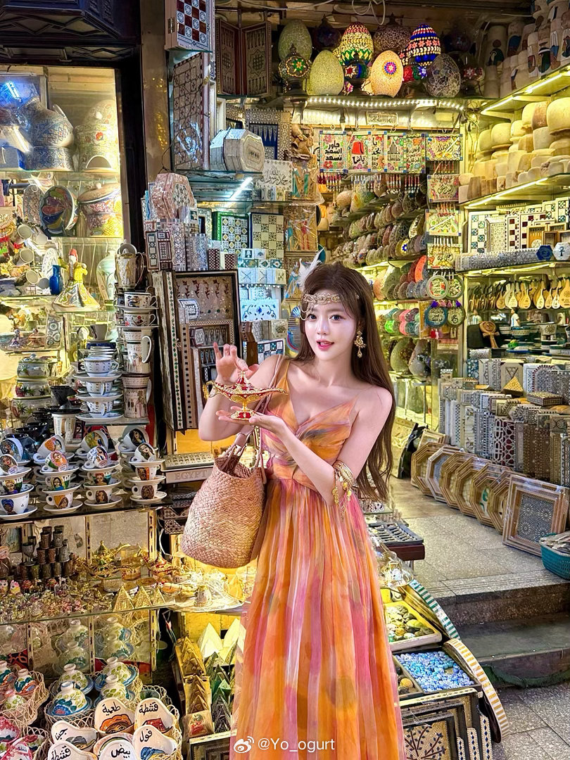 一千零一夜🧞‍♂️
哈里里市场的人文风情真不是开玩笑的
埃及我还会再回来的
在这里的每一天都美妙不可言
喝过尼罗河水的人会再次回来🍃
#给生活加点flow##带着微博去旅行#  ​