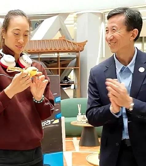 郑钦文10月10日两盘拿下梅尔滕斯首进中网女单决赛，把本土球员的天花板又顶高了一截。现场李现在看台盯着球看，瞿颖上去挑边还跟她握手合影，郑洁用老球员眼光拆比赛节奏，这种场面比海报好看，因为能看见中国网球真有人接上了。我觉得大家爱涌进钻石球场，不全是追星，是突然发现原来我们自己的姑娘也能站到决赛灯光下