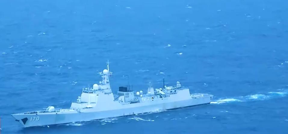 南部战区9月2日宣布海空兵力在黄岩岛周边开展战备警巡。不是演习，不是抗议，是战备警巡。
这招漂亮。
过去那些年，别人总是派艘船来蹭一蹭，开个飞机绕一绕，然后我们抗议、跟踪、警告，对方掉头走了，过阵子再来。这个循环重复了多少次？你永远在擦桌子，人家永远在掀桌子。
这次不一样了。
黄岩岛要常态化驻守了，