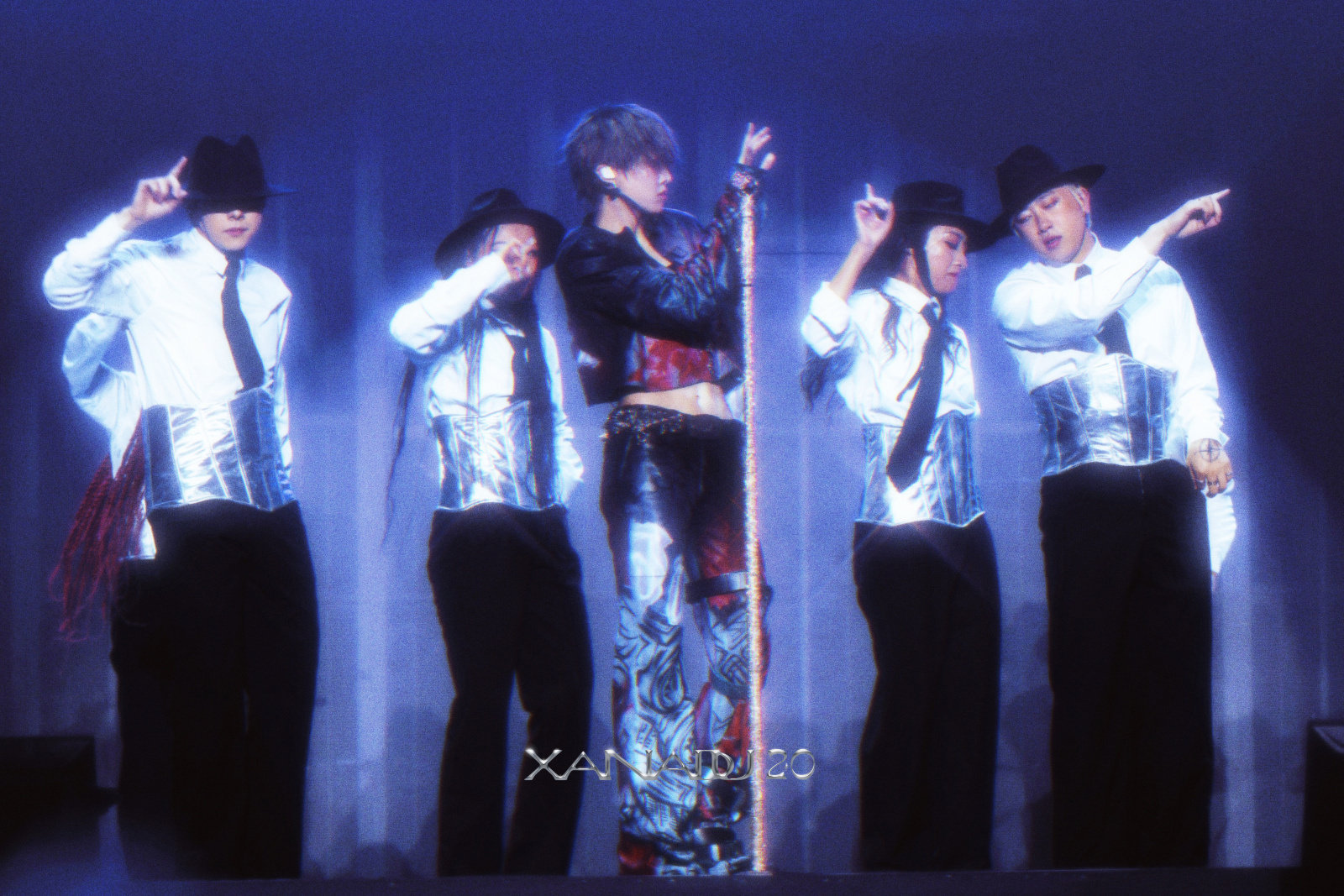 #刘雨昕演唱会获缪斯设计奖#
恭喜刘雨昕XANADU 2.0巡回演唱会斩获2026年度缪斯铂金奖！东方审美与国际视野于舞台之上碰撞交融，仙那度的沉浸式舞台，收获国际设计大奖的权威肯定[good] ​