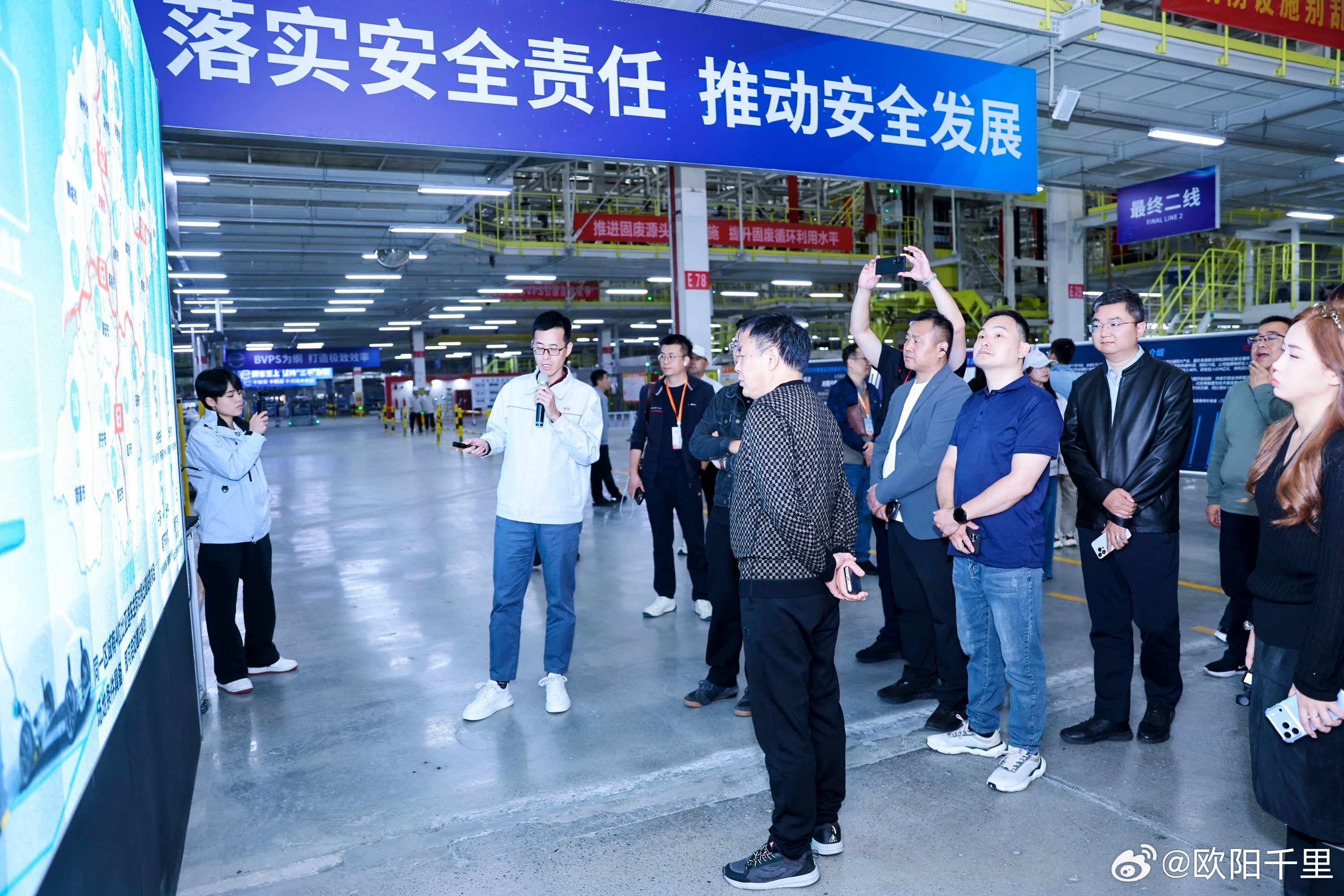 #齐鲁万象新# 
参观比亚迪工厂，收获良多。

无人驾驶，更容易在特定的轨道实现，比如比亚迪的工厂，运输机器人在固定的轨道穿梭。在这里，人是需要让车的。

充电闪充，伴随着技术的迭代，比亚迪可以做到5分钟充好（从10%到70%），9分钟充饱（从10%到97%）。

另外，同一区域只要有四位比亚迪车主同时 ​