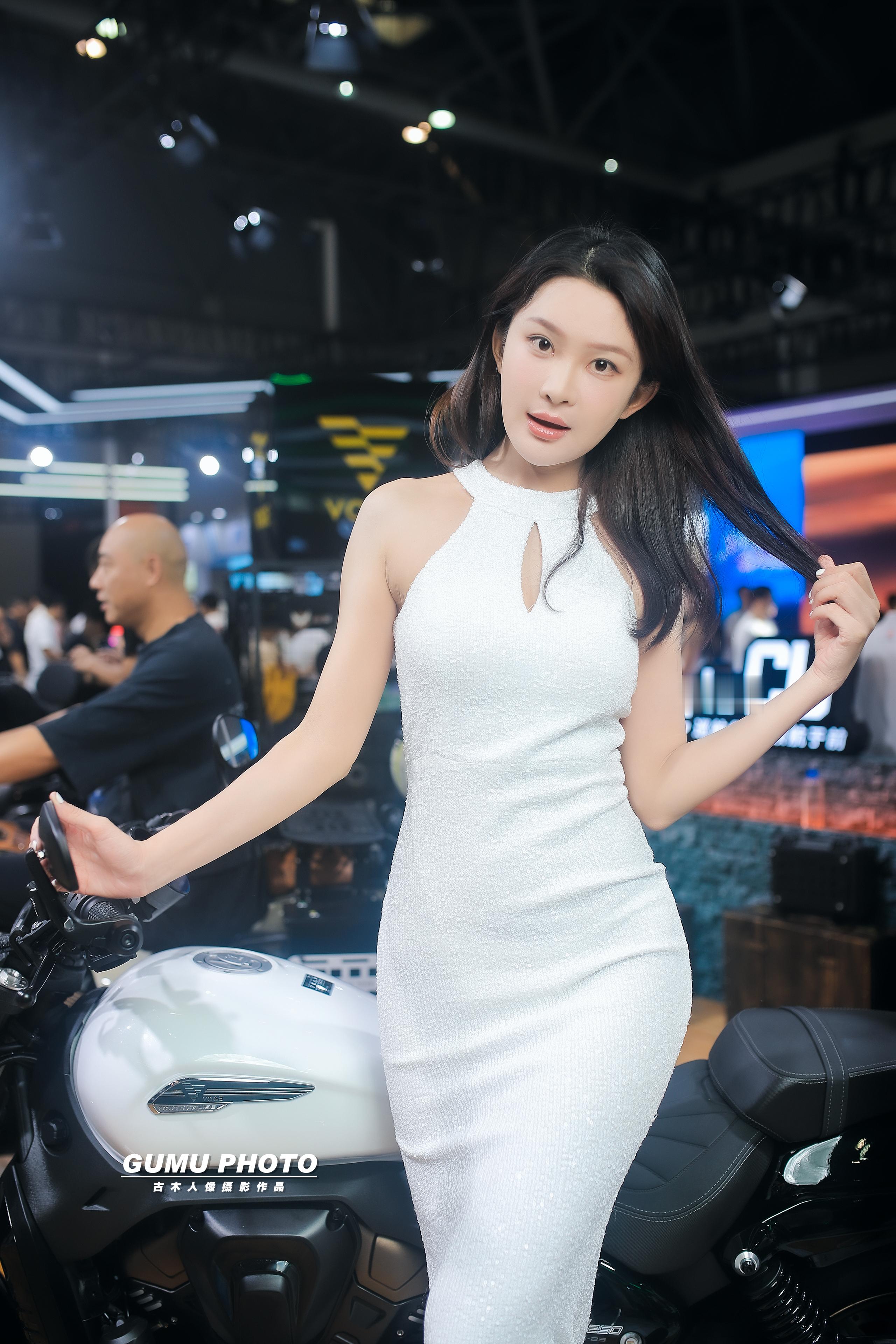 2025中国摩博会宗申展台模特小姐姐