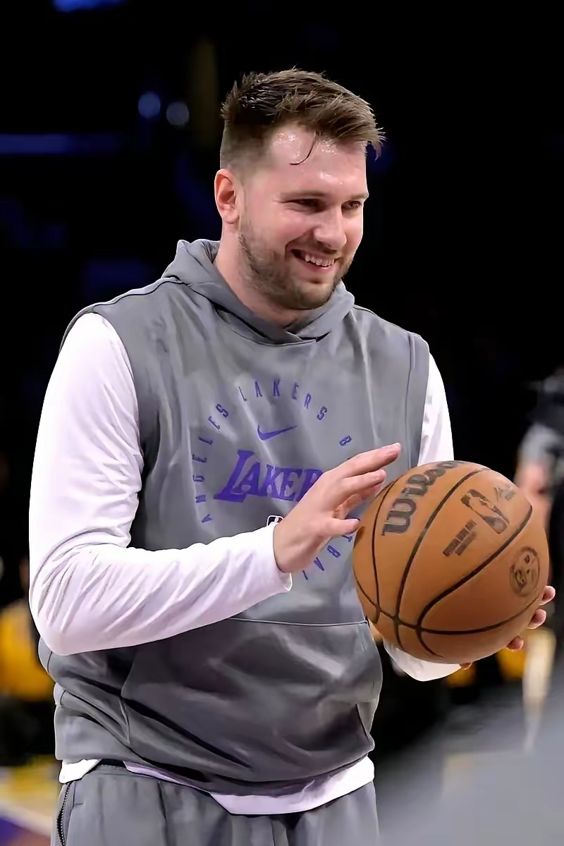 NBA历史上最离谱的交易，每一笔都在重新定义“忠诚”和“智商税”。
雷霆两次封神级拆家：送走威少换保罗，顺手养出亚历山大；总决赛前把哈登低价扔去火箭，直接放跑一个MVP级得分王，三少从此再也没一起摸到总决赛地板。
猛龙赌上队魂德罗赞换只剩一年合同的伦纳德，居然直接开出队史首冠；篮网砸光未来资产换37