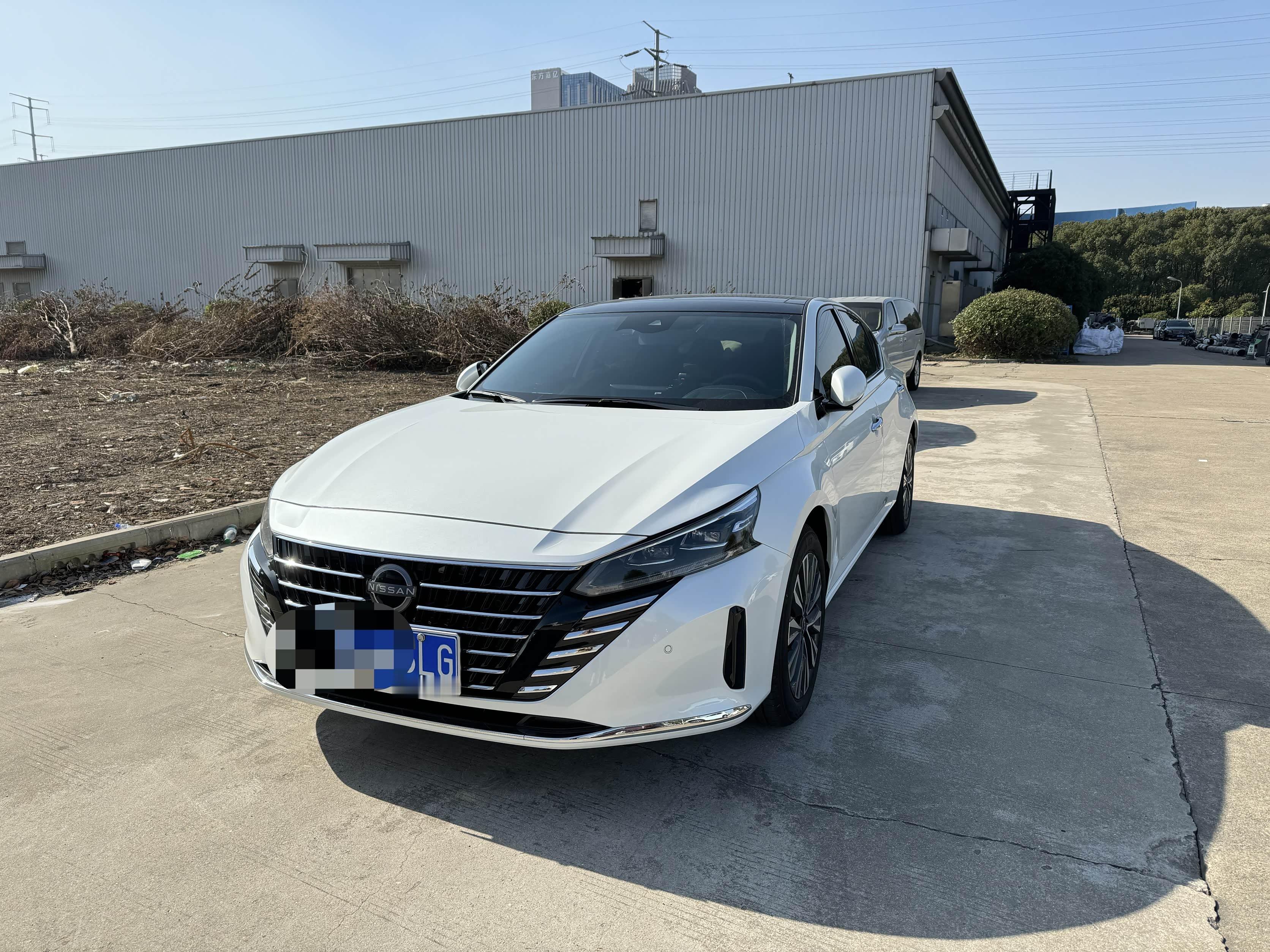 8 万预算淘二手车，追求舒适优先日产天籁
8 万预算选二手家用轿车，想要坐着舒服直接看日产天籁。大沙发座椅是它的招牌，填充物厚实，支撑柔和，长时间开车不容易腰酸。底盘调校偏向家用舒适，过滤路面细碎颠簸很到位。车身尺寸够大，整体行驶起来很安稳，没有紧绷的硬邦邦质感。日常上下班或者跑长途，驾乘感受在同价