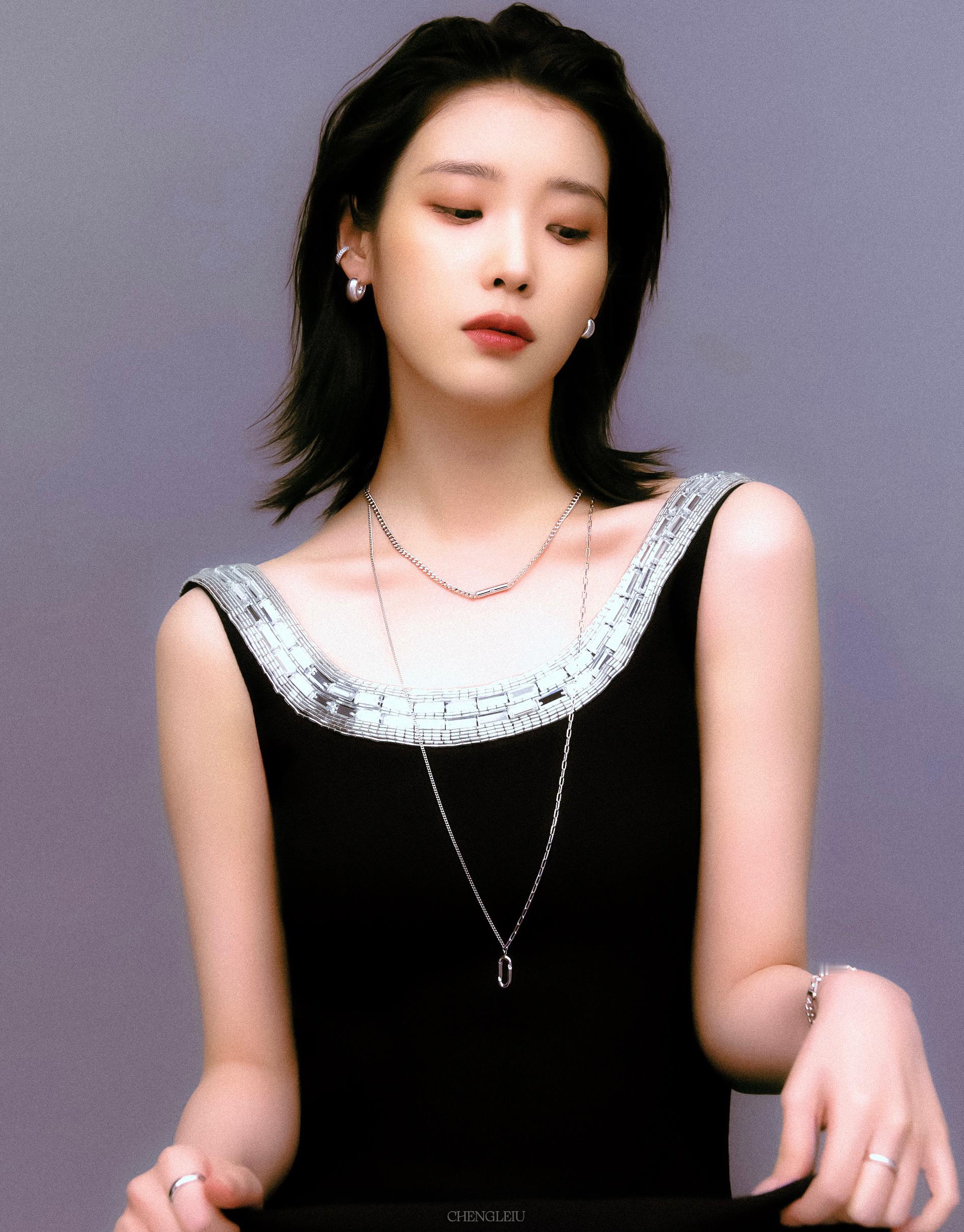 #IU[超话]#  
J.ESTINA
各种风格的小丽🐥 ​