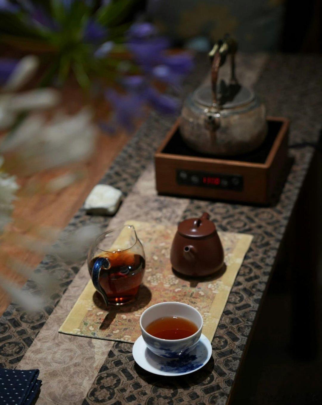 能力很重要，可是有一样东西比能力更重要，那就是我们做人的人品。人品是人真正的最高学历，是人能够施展的基础，是在当今社会稀缺而珍贵的品质标签
#蔡康永# ​