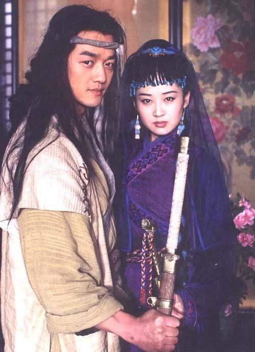 30岁再看才明白笑傲江湖不是武侠
	
初看是江湖风月，再看已是剧中人
	
很多人看许晴版任盈盈、李亚鹏版令狐冲，只看见快意恩仇的江湖、潇洒不羁的侠客，以为故事讲的是正邪对决、大侠圆梦。等到历经世事再回头重读，才看懂《笑傲江湖》根本不是武侠，写的是所有人都困在执念里
	
令狐冲一生向往自由，一生被世事裹挟
	
他本是华山大弟子，一心敬重师父岳不群，却蒙冤被逐出师门；他不想卷入正邪争斗，偏偏意外学会独孤九剑，被各方势力拉拢、猜忌；他看透权力的虚伪，可身边人一个个被欲望吞噬。
	
年少看，羡慕令狐冲的洒脱。长大后才懂：没有人能真正置身事外。我们大多像令狐冲，心里渴望简单自在，却被动卷入人情、利益、纷争，想避，却无处可逃。
	
他最大的难得，是历经所有算计、背叛、伤害之后，依旧守得住本心，不贪权、不记恨。这份洒脱不是天生，是看透世间丑恶之后，主动选择放下。
	
任盈盈身为日月神教圣姑，她一呼百应，江湖人闻之色变。她有能力、有智谋，能调动千军万马，可她想要的从来不是权力。
	
她爱上令狐冲，...