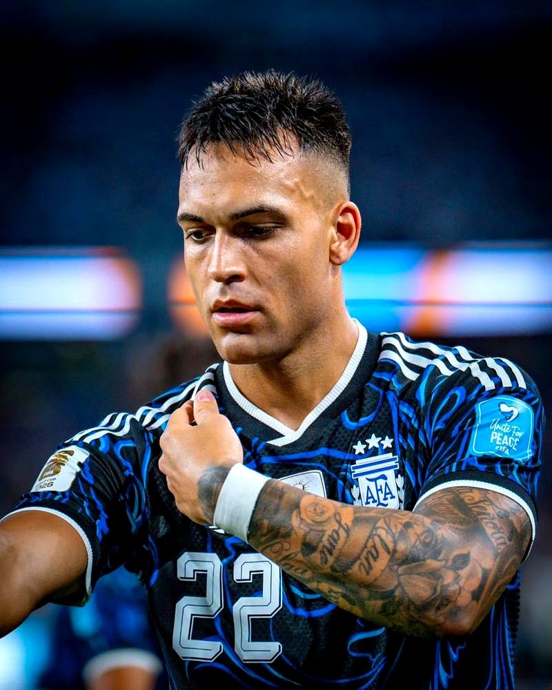 梅西之后，阿根廷10号球衣给谁？ESPN搞了个投票，结果让人大跌眼镜。

一个皇马的19岁小孩，尼科·帕斯，居然拿了33%的票，排第一。恩佐才23%，国米队长劳塔罗更惨，只有15%。

劳塔罗在国米抢着要10号，在国家队84场进了40个球，这数据够硬吧？可球迷不买账。有人直接说，阿根廷的10号，是马