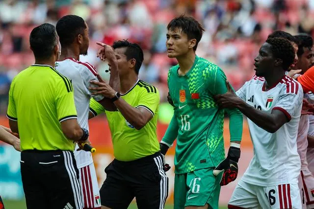 回望U23国足亚洲杯晋级之路首先恭喜U23国足晋级！然后，看了三场小组赛，脑子里突然冒出来几句顺口溜，分享一下啊[捂脸]。
大脚尼奥，全靠李昊，只会防守，进攻乱套！防守反击，大脚乱踢，耗完比赛，惊险刺激！