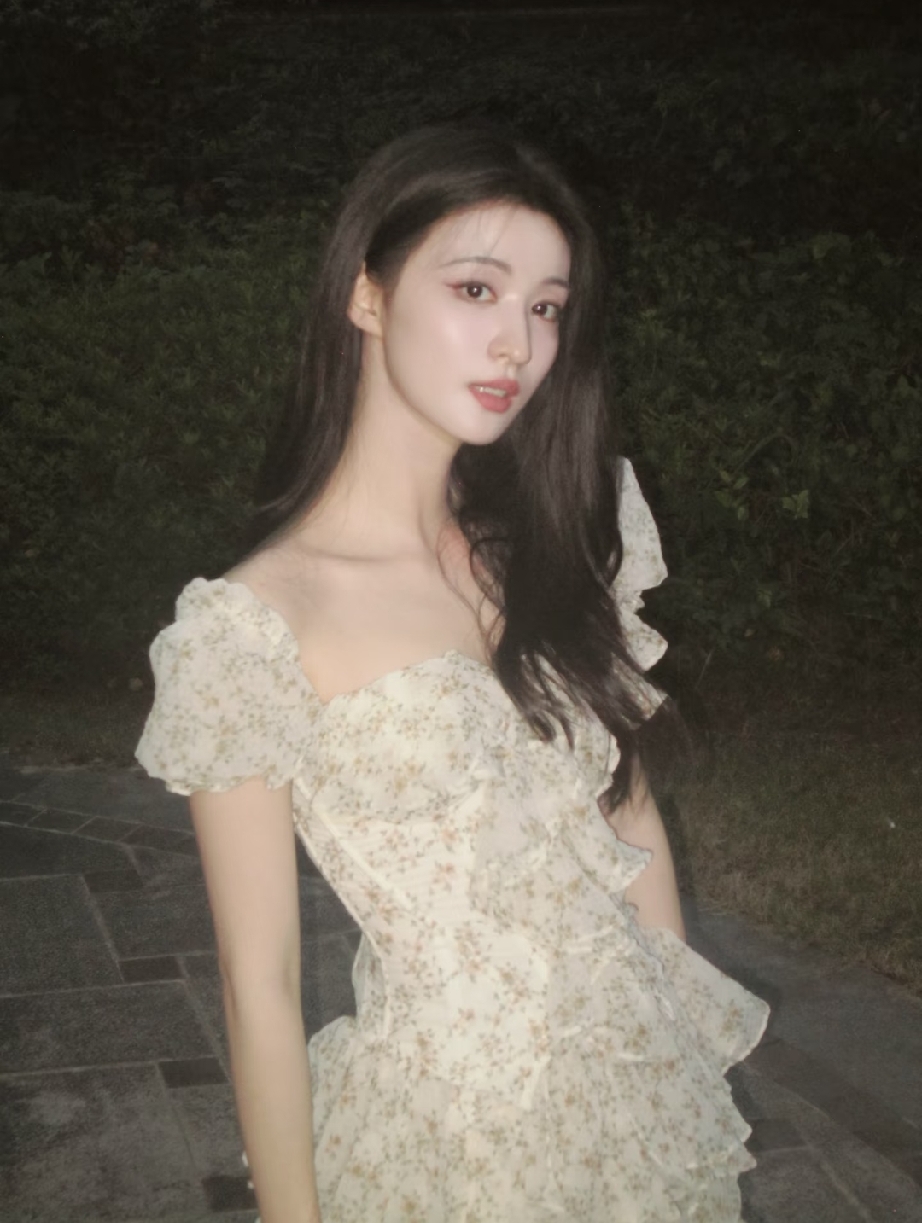 王楚然这套穿搭把甜酷反差感玩到极致，碎花木耳边短裙灵动又娇俏，搭配利落黑长靴中和甜腻感，夏日街头的随性时髦感瞬间拉满，氛围感直接溢出屏幕。