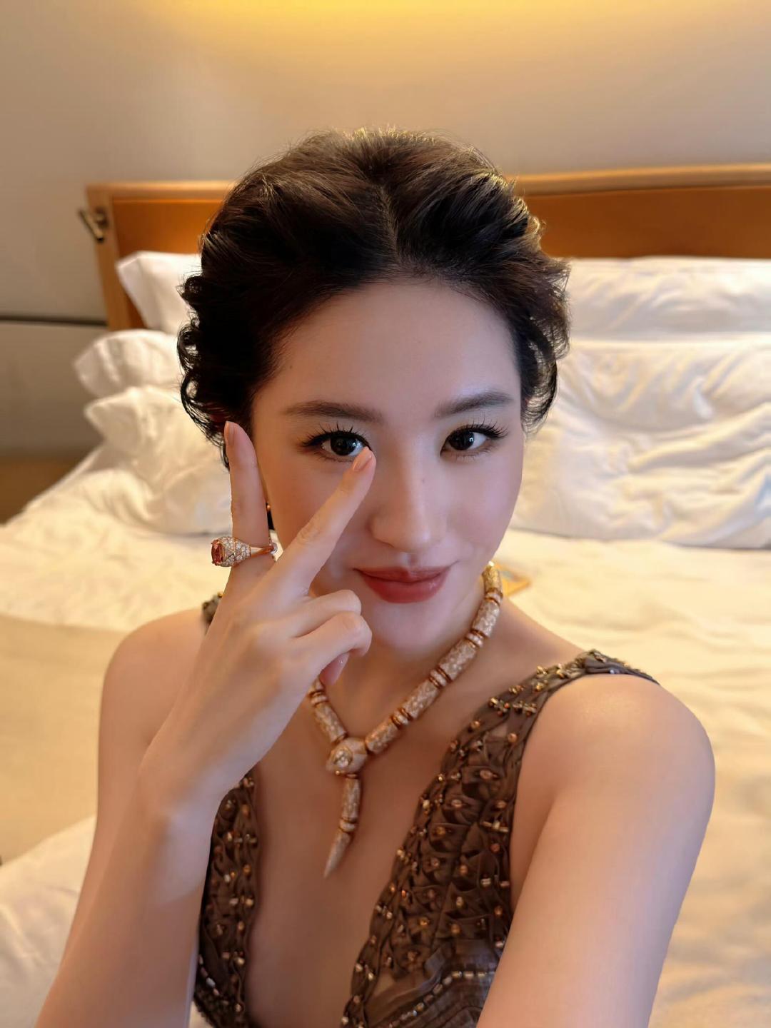 老婆自拍🤳比耶 ​