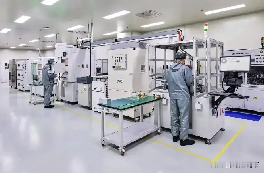 之前我很好奇会好奇，市面上明明已经有宁德时代icon这些成熟电池供应商，为什么理想还要花力气自研电池？
理想为何坚持深度自研电池 

后来查了资料，我明白了现成的标品电池，是通用方案，很难完美匹配理想想要的5C超充、还有整车热管理、电控的整套逻辑。外购相当于电池是什么样，车就得跟着去适配；而自研