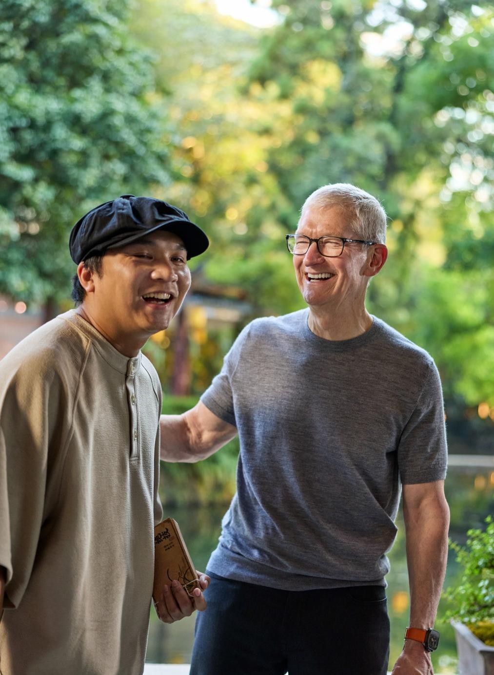 库克卸任苹果CEO才一个多月，就以董事长的身份跑来广州探班iPhone 18 Pro的咏春短片拍摄，这事儿挺耐人寻味。10月10日那天，他出现在岭南园林的实景片场，一边看青年导演古天鸡和咏春传承人戴子龙拍片子，一边感慨用手机镜头看咏春是种难忘体验。表面上是拍广告，实际上苹果把中国功夫、岭南文化直接搬