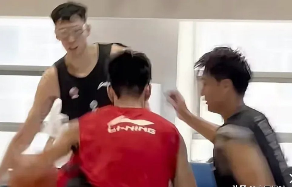 中国男篮大战卡塔尔！周琦赵睿张镇麟驰援悬念揭开，郭帅喜从天降

结束所有热身赛，中国男篮进入最后8天冲刺期！预计不久，中国男篮12人名单就将出炉。输给新西兰比赛暴露诸多问题。如果我是主帅，我一定会重新征召真正有能力的球员。
按照赛程，世预赛第四窗口期关键战，中国男篮大战卡塔尔！还有一周 ​