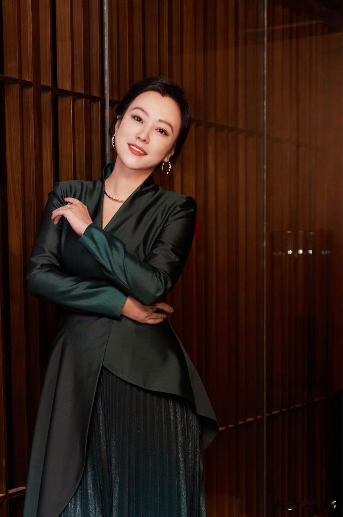 1. 纪凌尘参与综艺录制心态十分松弛，不会过多设限，即便节目组按照剧本...