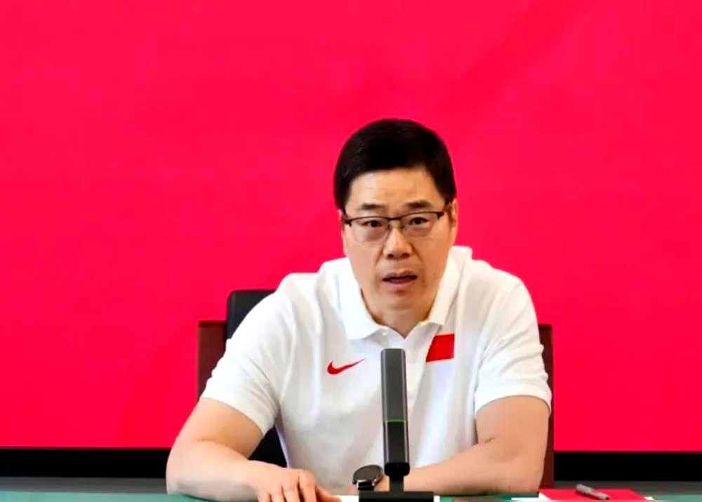 合同直接签到2027年！不是郭士强多神，是中国男篮真没得选。

杜锋打死不回来，篮协规定主帅必须全职，他手头那一摊子根本放不下。杨鸣倒是闲着，但圈里人直摇头，嫌他压不住更衣室。篮协主席站出来力挺从严治军，只能让郭士强接着干。

咱们天天骂球员断层，最扎心的其实是杨毅那句话，国内根本找不出能接的人，教