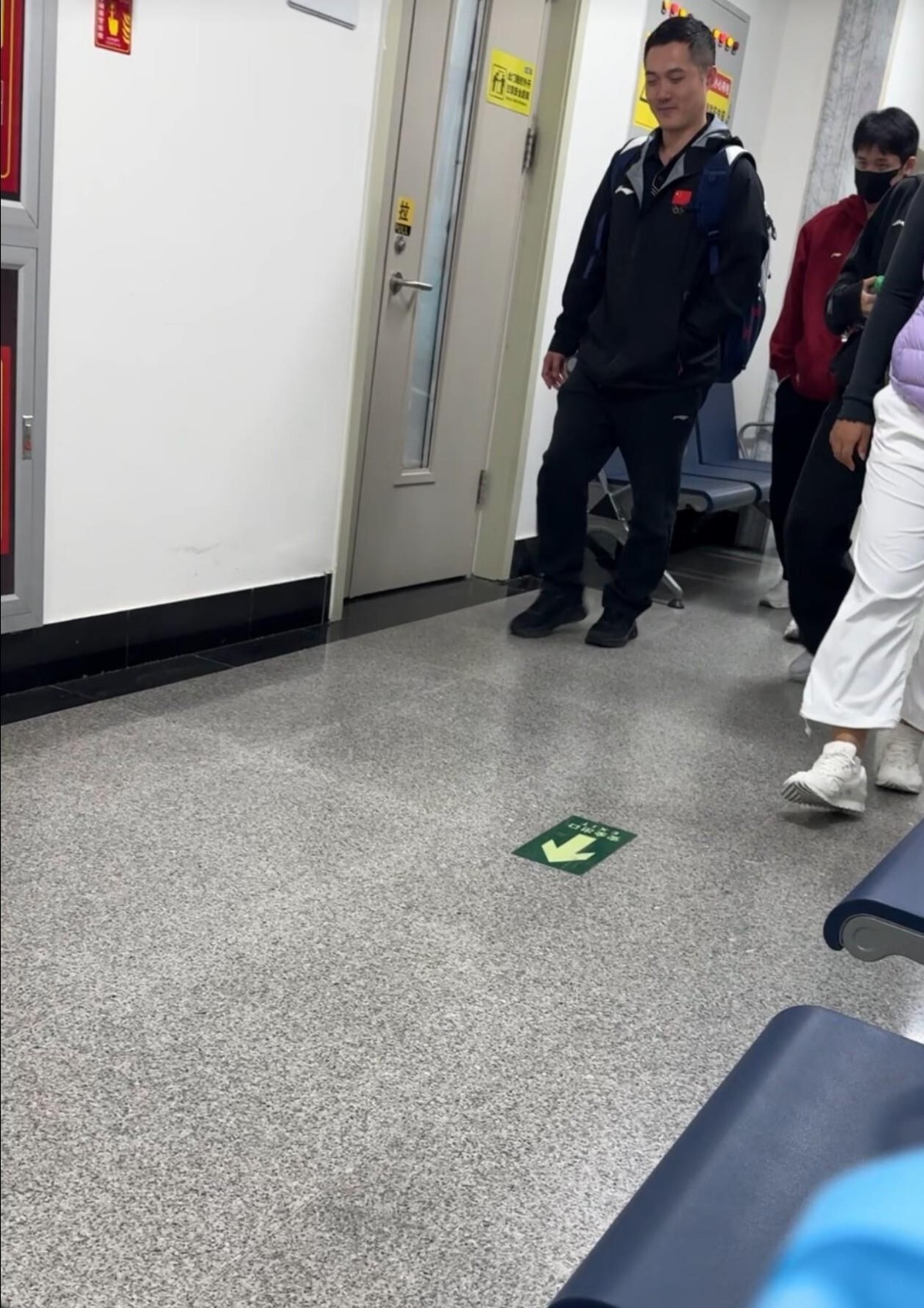 林诗栋去体育医院看关节这事，伤病背景是真实的，但具体科室细节没有公开信源能证实。不管偶遇是真是假，他身体出问题这件事本身就不是秘密。
2025年底确诊肩袖肌腱炎伴部分撕裂，2026年初又添了膝伤。肩袖这个位置血供差，恢复周期得按月算，而他的打法偏偏建立在反手前冲发力上，每一板爆冲都压在肩关节。伤病和