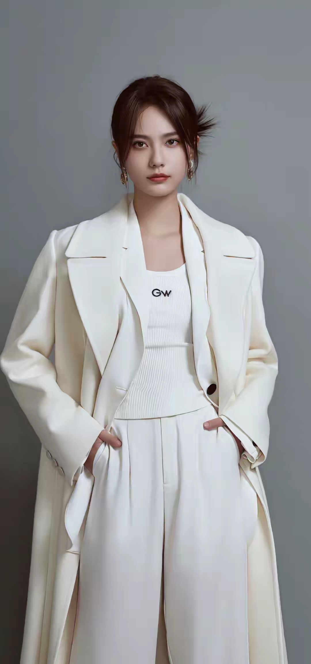 美丽动人的小姐姐的多组写真，造型有休闲、干练、优雅等风格，通过不同服饰...