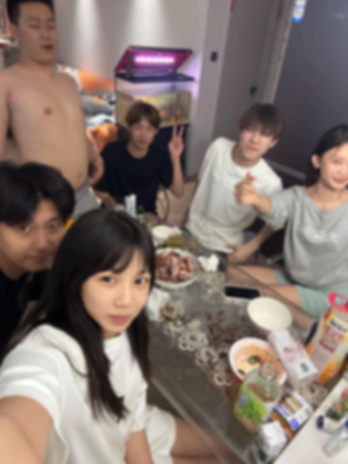 <p>美女服务员 <!--{img:0}--><!--{img:1}-...