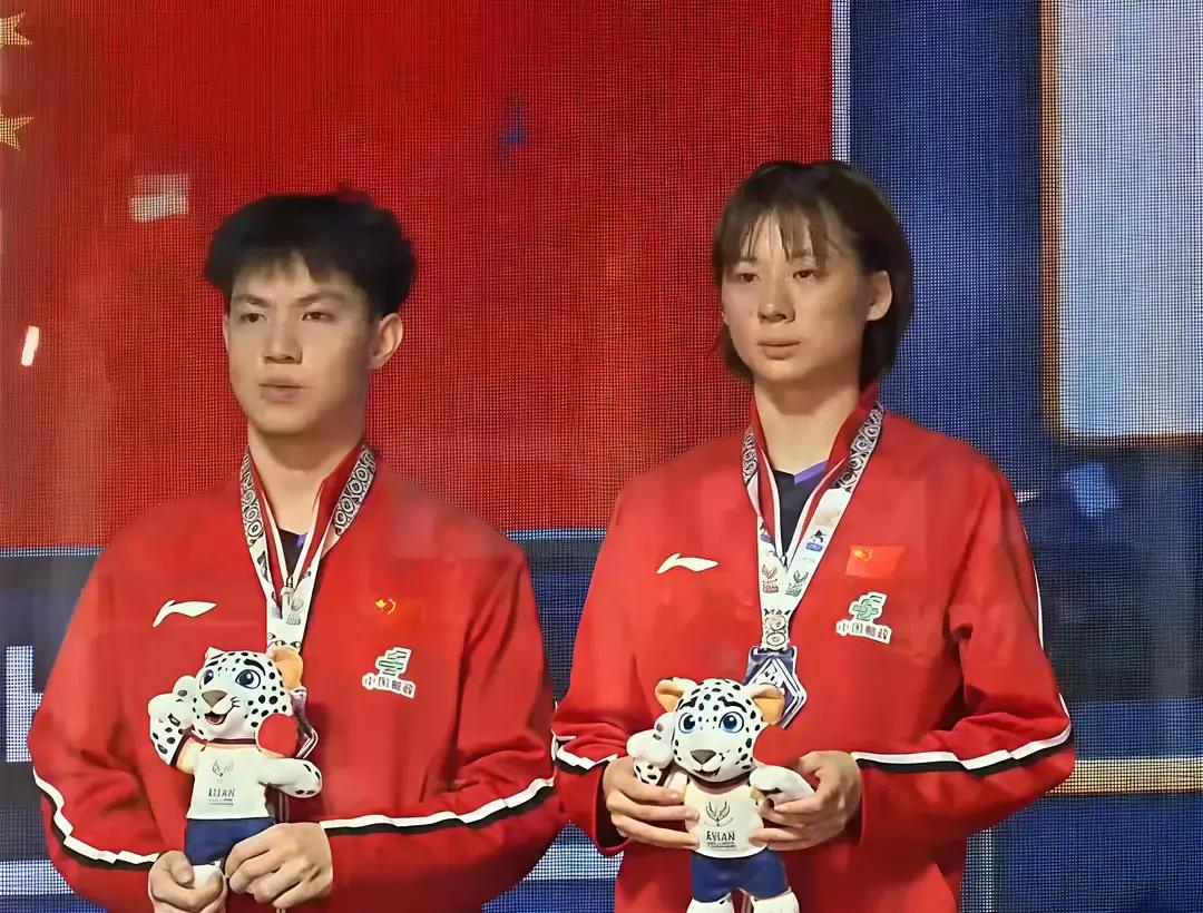 站在亚锦赛混双亚军领奖台上，黄友政和陈熠脸上几乎看不到一点笑意。
输给松岛辉空和张本美和，搁谁心里都不会太舒坦。
开局明明打得顺风顺水，陈熠在场上每拿一分都在大声给自己提气，劲头很足。可惜黄友政连轴转下来明显是累脱力了，到了后半程脚底下发沉，整个人调动不起来，失误也跟着上来了。
再看对面，松岛