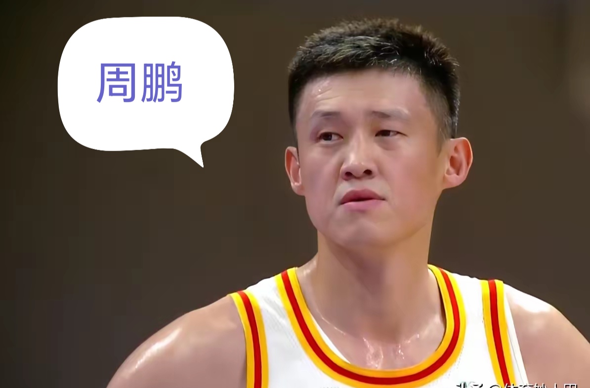 周鹏回归首训征服全队，老将风骨助推宏远新生代成长！
       时隔四年，CBA传奇老将周鹏正式落叶归根，重返广东宏远男篮。回归球队后的第一堂训练课，37岁的周鹏便用极致的职业素养、严苛的自律态度和扎实的训练状态，彻底征服了队内所有年轻球员。无需刻意说教、不用言语鞭策，这位宏远功勋老将，用二十余年