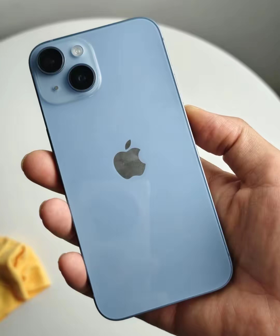 现在才知道国产手机为什么集体降价?🍎卖的太疯狂了。
得民心者得天下。
你看看🍎18已经卖了90万台了，可能很多人对这个数字没有什么感觉，但是你要知道，所有的国产手机高端销量加在一起，也没有超过90万台。
这还没有算上🍎基础款，要是基础款再卖，那销量冠军就要被🍎霸占了。
不降价还能怎 ​