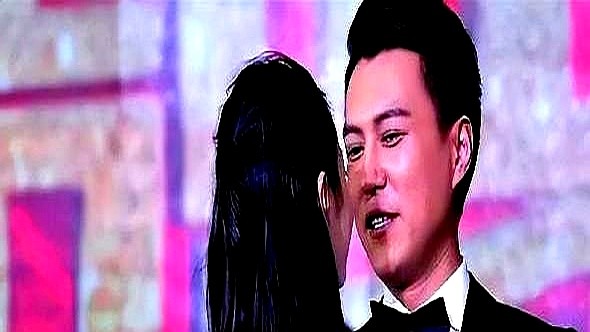 拍《伪装者》牺牲戏时，宋轶和导演李雪当场吵了起来，整个片场直接僵住。

胡歌没去劝架讲大道理。他走过去，拿了块手帕直接盖在宋轶眼睛上，就说了俩字：“再来”。

这一下宋轶的情绪全顶出来了，戏直接一条过。

十年过去，宋轶新剧《豹隐南山》路透出来，网友都说她眼神里带刀，当年的狠劲全回来了。

片场较劲