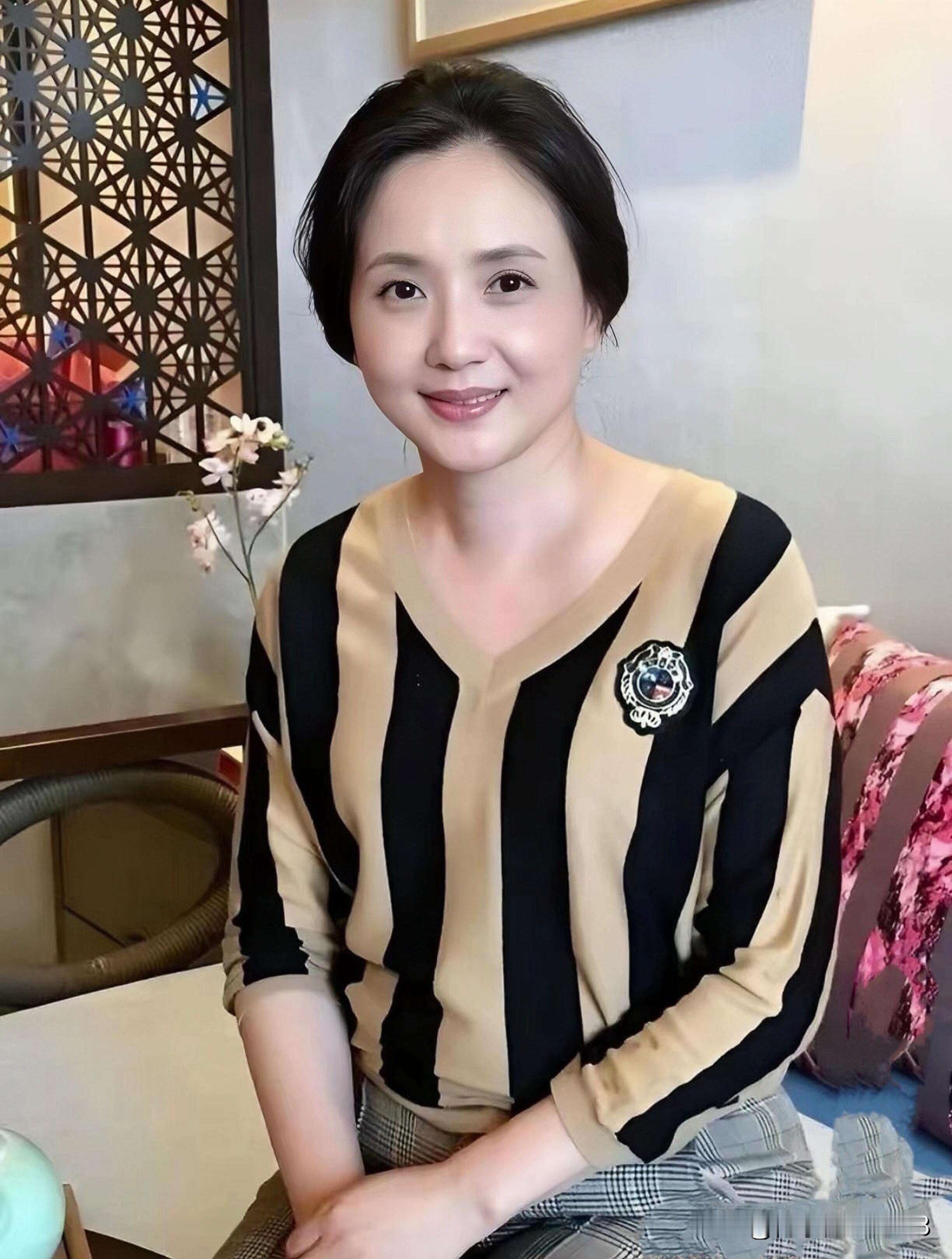 一直感觉她最美，九十年代的时候，她可是我心目中排名第一的美女，自然又大...