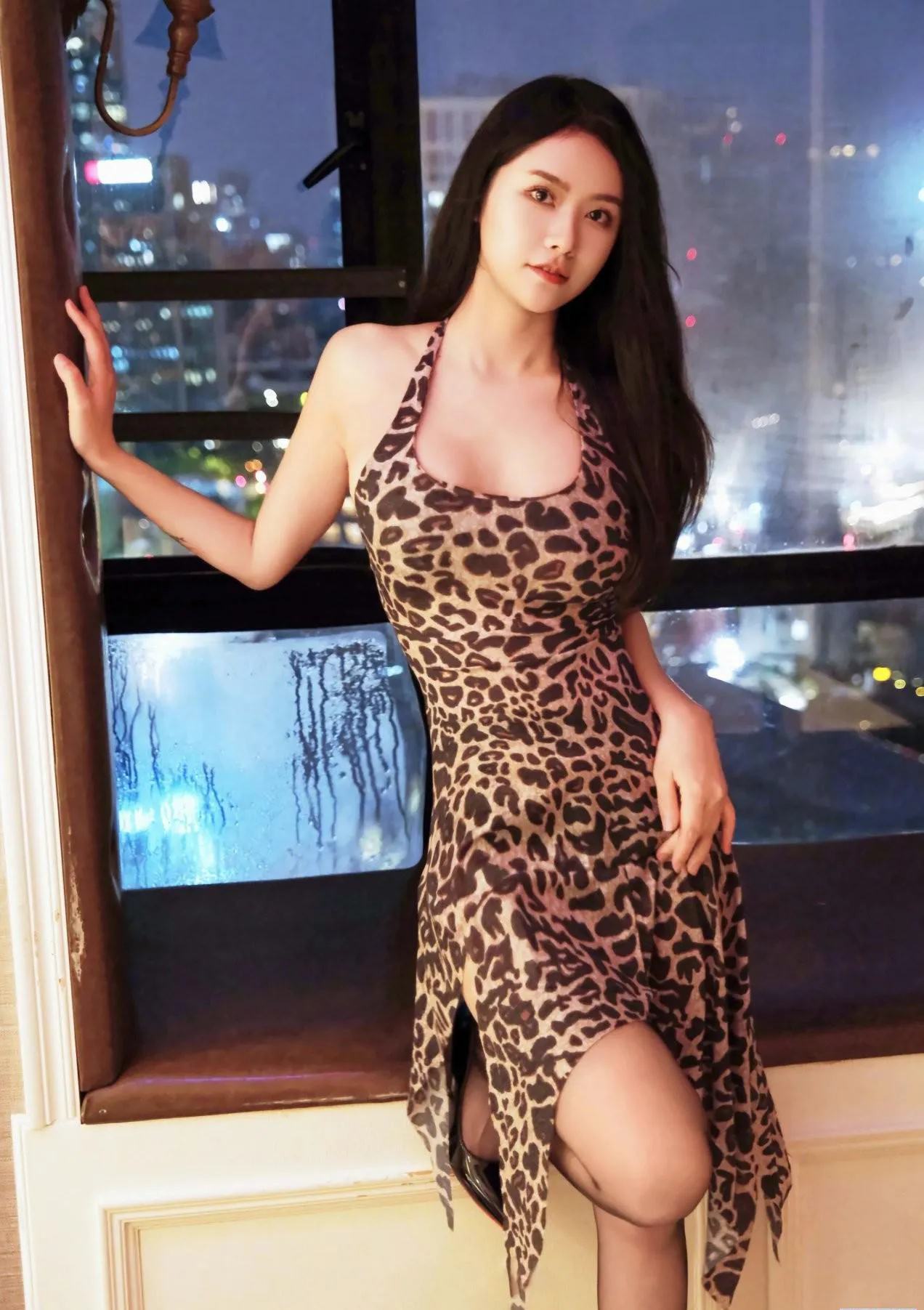 性感豹纹美女现在说出你的想法！