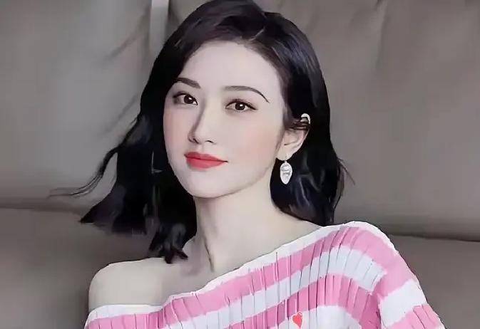 孙红雷和吴镇宇这两位影帝当年恐怕做梦也想不到，自己有一天会被资本按着头，去给一个刚出道的丫头片子当陪衬

时间倒回2004年，一个35岁的商界大老板一眼看中了北舞附中一个才16岁的学生

人家这追星或者说造星的手笔，哪怕放在今天这五光十色的内娱，也绝对是前无古人

没把小姑娘塞进什么老牌的大经纪公司