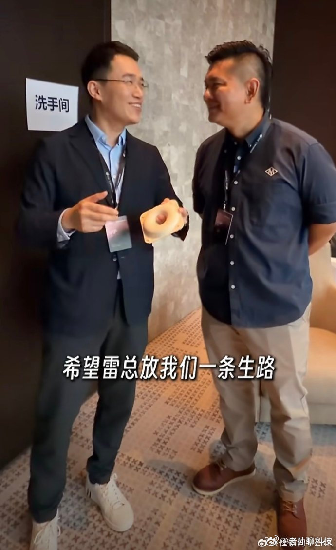 王腾是想用人情架住雷军吗？让雷军不抢自己的生意，美其名曰放自己一条生路

其实大家都凭本事吃饭，谁做的好，大家就买谁，没有必要说前同事做了，老东家不能做#王腾说希望雷总放我们一条生路# ​