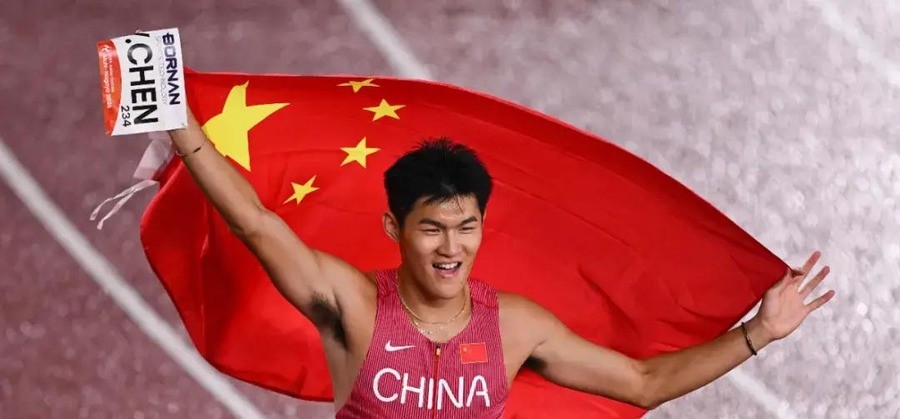 陈圆将预赛跑13秒52，村竹拉希德跑13秒27。这个差距在110米栏里不算小。村竹拉希德是亚锦赛冠军，站上过奥运会决赛跑道，2025年跑出12秒92，是刘翔之后第二位打开13秒大关的亚洲选手。决赛陈圆将跑出13秒15。冲线后他对着全场喊“谁是第一？中国！”
喊完走到混采区，话更密。他说“今天我是带着