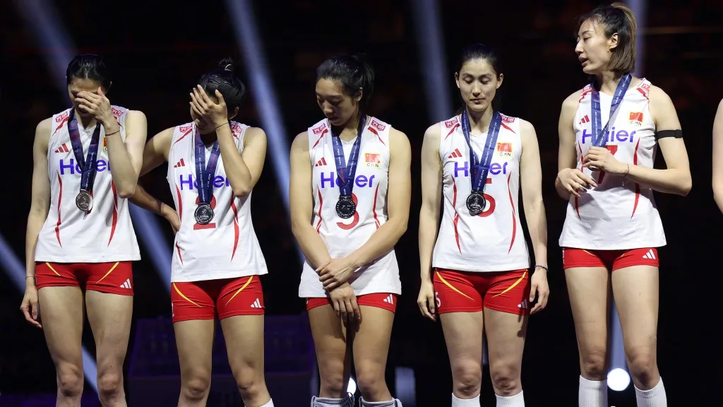 中国排球2026年全军覆没
中国男排被淘汰，中国女排被淘汰，中国男子沙排被淘汰，中国女子沙排被淘汰，今年中国排球全军覆没，都没有拿到奥运会门票！

2026年对于中国排球来说，无疑是沉重的一年。男排止步亚锦赛八强，女排在主场错失奥运直通资格，男女沙排也没能守住家门口的机会，四大项目全部无缘奥运门票，