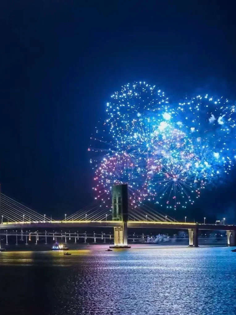 珠海|瑞吉高空酒廊邂逅微醺和烟花的浪漫