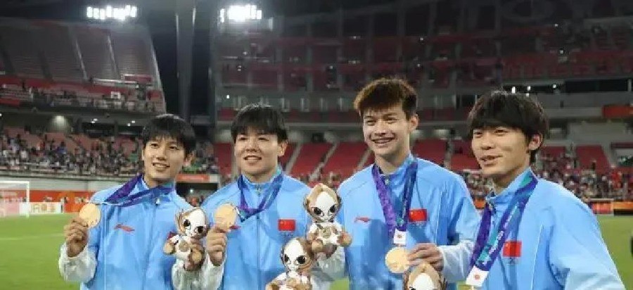 向余望中甲两年56场33球，2026年10月3日亚运铜牌战点球赢乌兹别克斯坦。赛后他说，胡荷韬和徐彬都有过入选成年国家队经历，他希望自己以后也能有。三个人站在同一块铜牌下面，胡荷韬进过成年国家队，徐彬去了英超狼队，向余望还没穿过那件衣服。
2026年预选赛对东帝汶和北马里亚纳，向余望多次错失机会。球