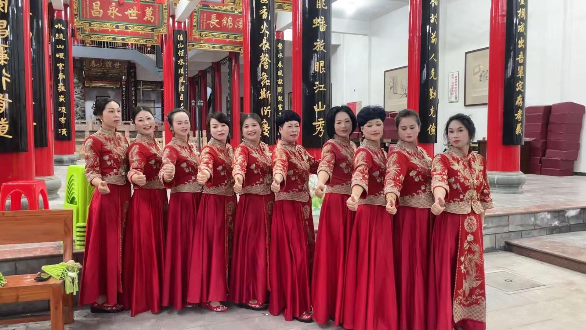 <p>旗袍美女 <!--{img:0}--></p><img src=...