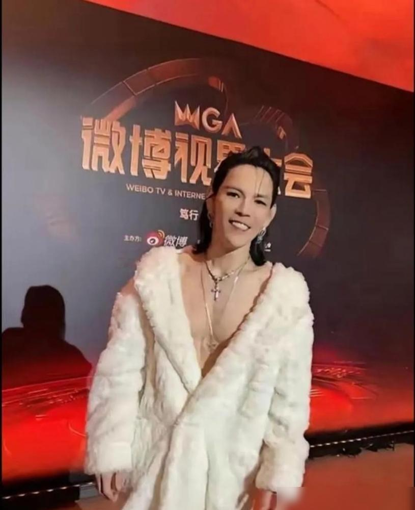投200万3个月赚回7000万，向佐这回杀疯了！
他主演的短剧《隐姓埋名》，豆瓣开分8.3，所有动作戏都亲自上阵不用替身。
上线24小时播放破亿，热度峰值冲到近6800万。
父亲向华强过去砸亿级做的大制作，多数亏得血本无归。这次向佐碰小成本短剧，直接赚出几十倍回报，惊掉业内下巴。
放得下光环